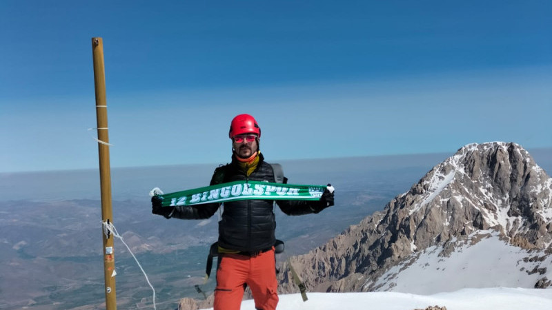 BİNGÖLSPOR ŞAMPİYONLUĞU 3723 m ZİRVEDE KUTLANDI.