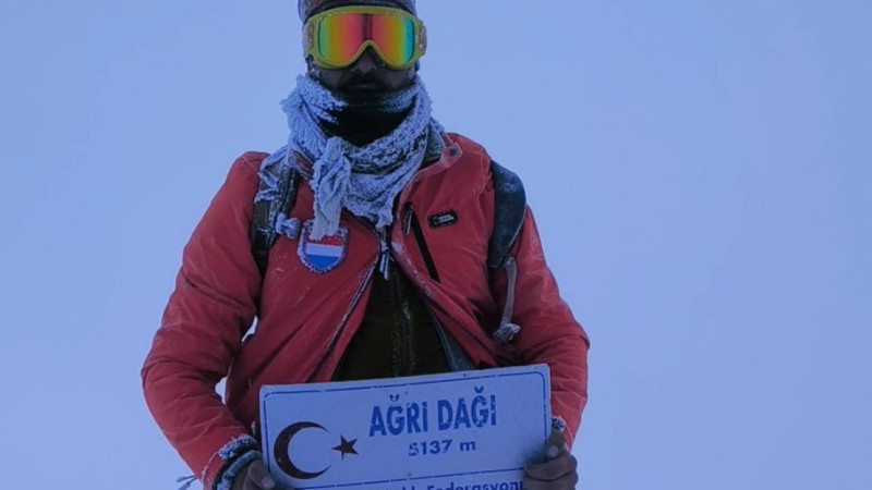 BİNGÖLLÜ DAĞCI BAĞBARS AĞRI DAĞI ZİRVESİNDE